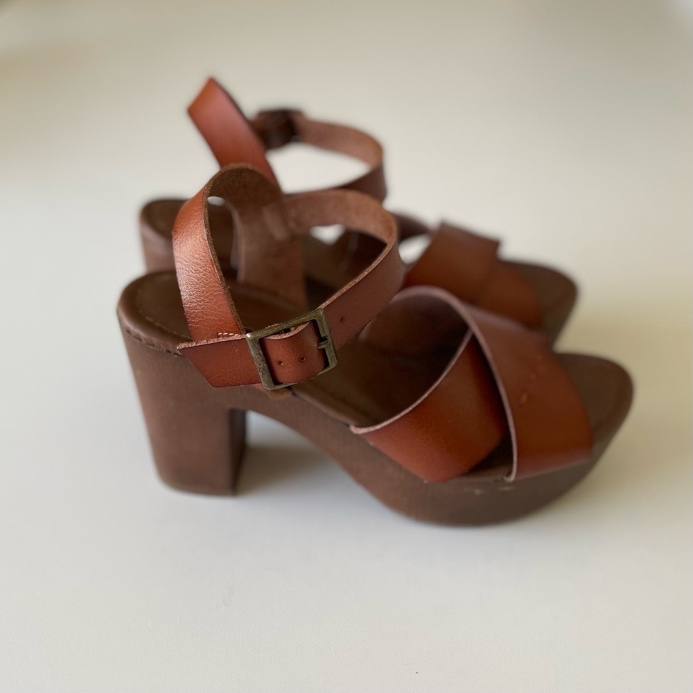 Universal Thread platform sandals
